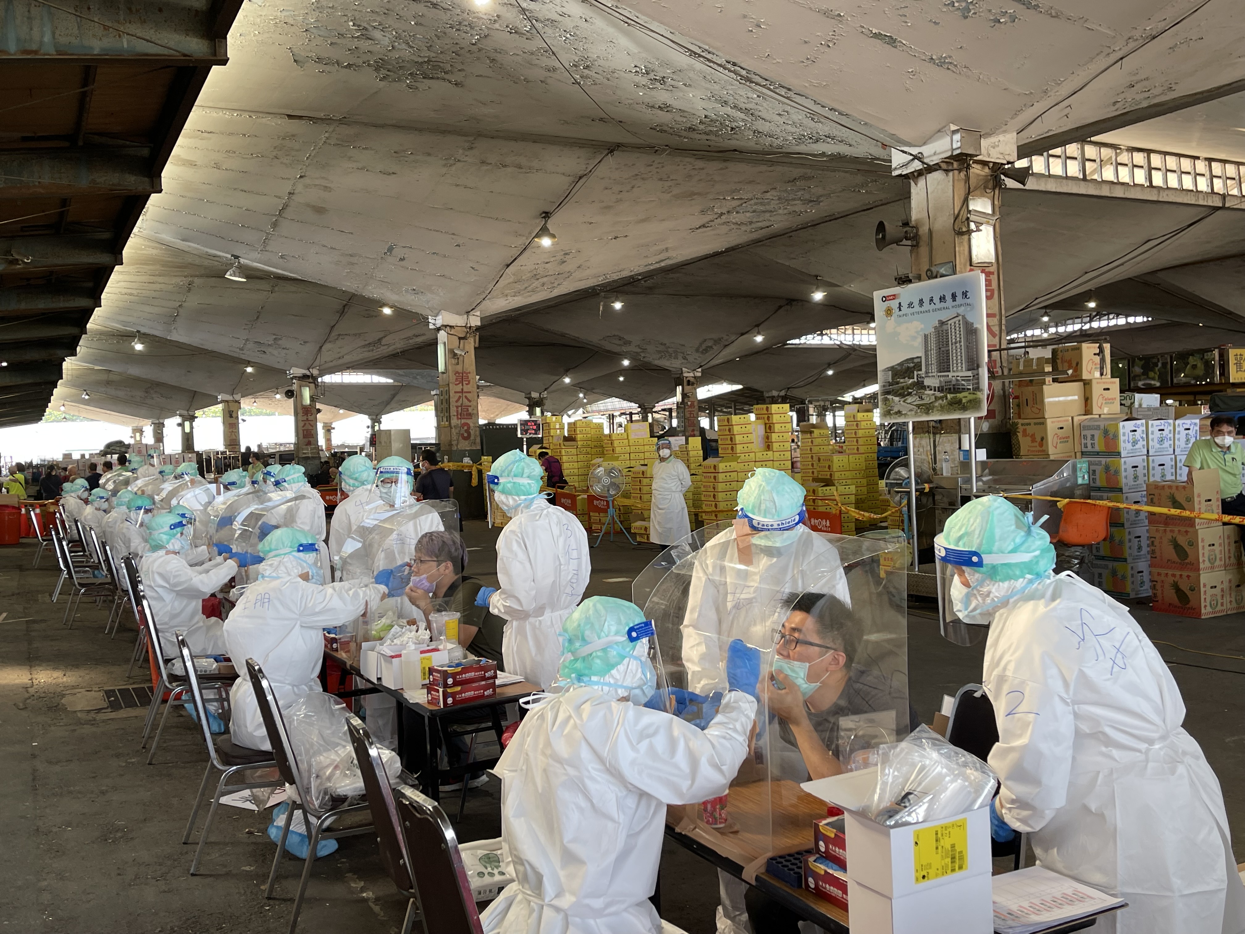 北榮醫護人員3日一早在北農第一果菜批發市場為民眾採檢。(北榮提供)