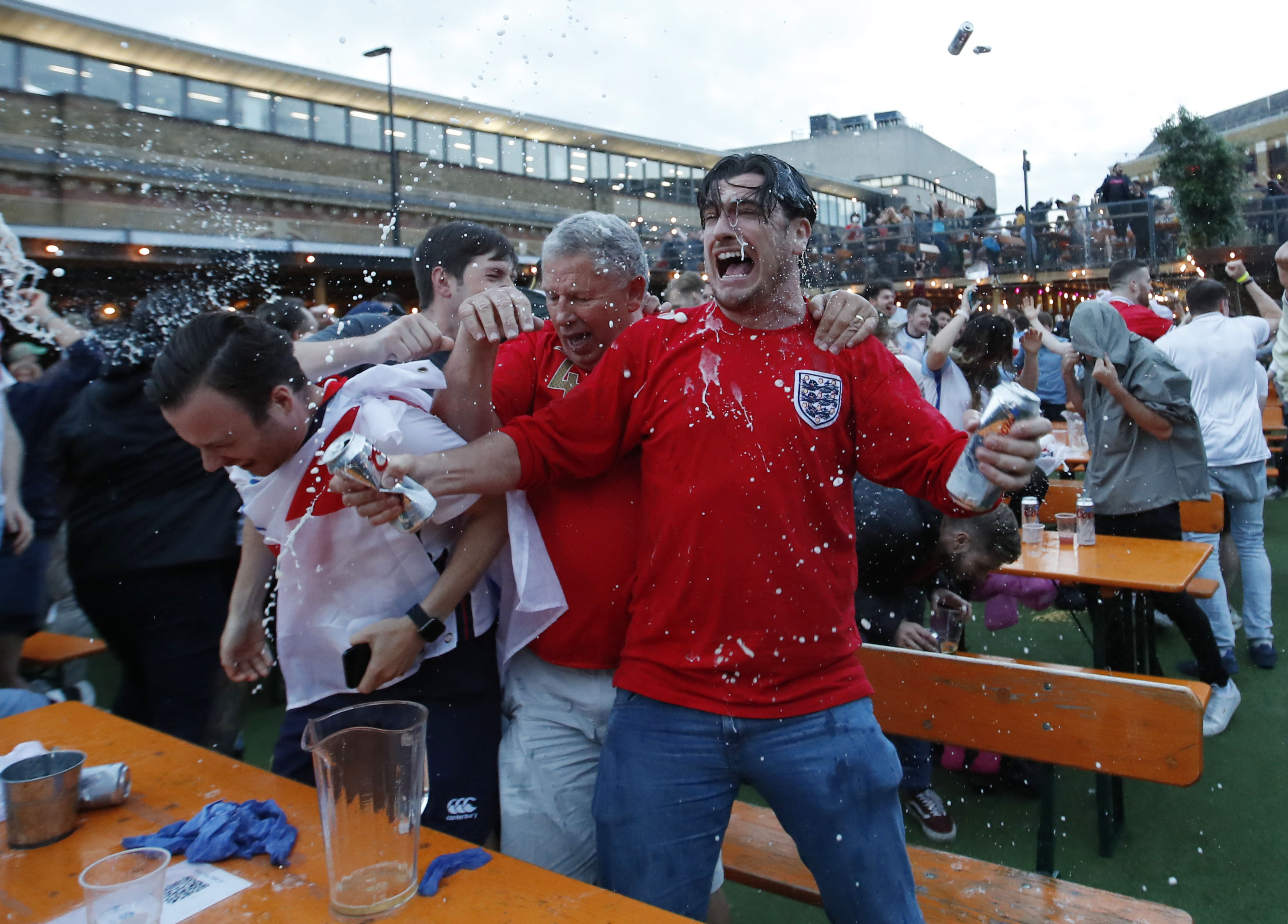 英國因擴大COVID-19疫苗接種，染疫與死亡個案雙雙減少。圖為英國倫敦足球迷3日聚集關注歐洲國家盃足球賽，英格蘭對烏克蘭比賽。（路透社/達志影像）