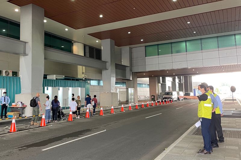 桃園國際機場二航廈4日清晨有來自美加8航班共416名旅客入境，各單位依序辦理檢疫、通關及PCR採檢，3小時內順利完成入境全篩政策上路後首波旅客入境高峰疏運作業。（桃園國際機場公司提供） (圖：中央社)