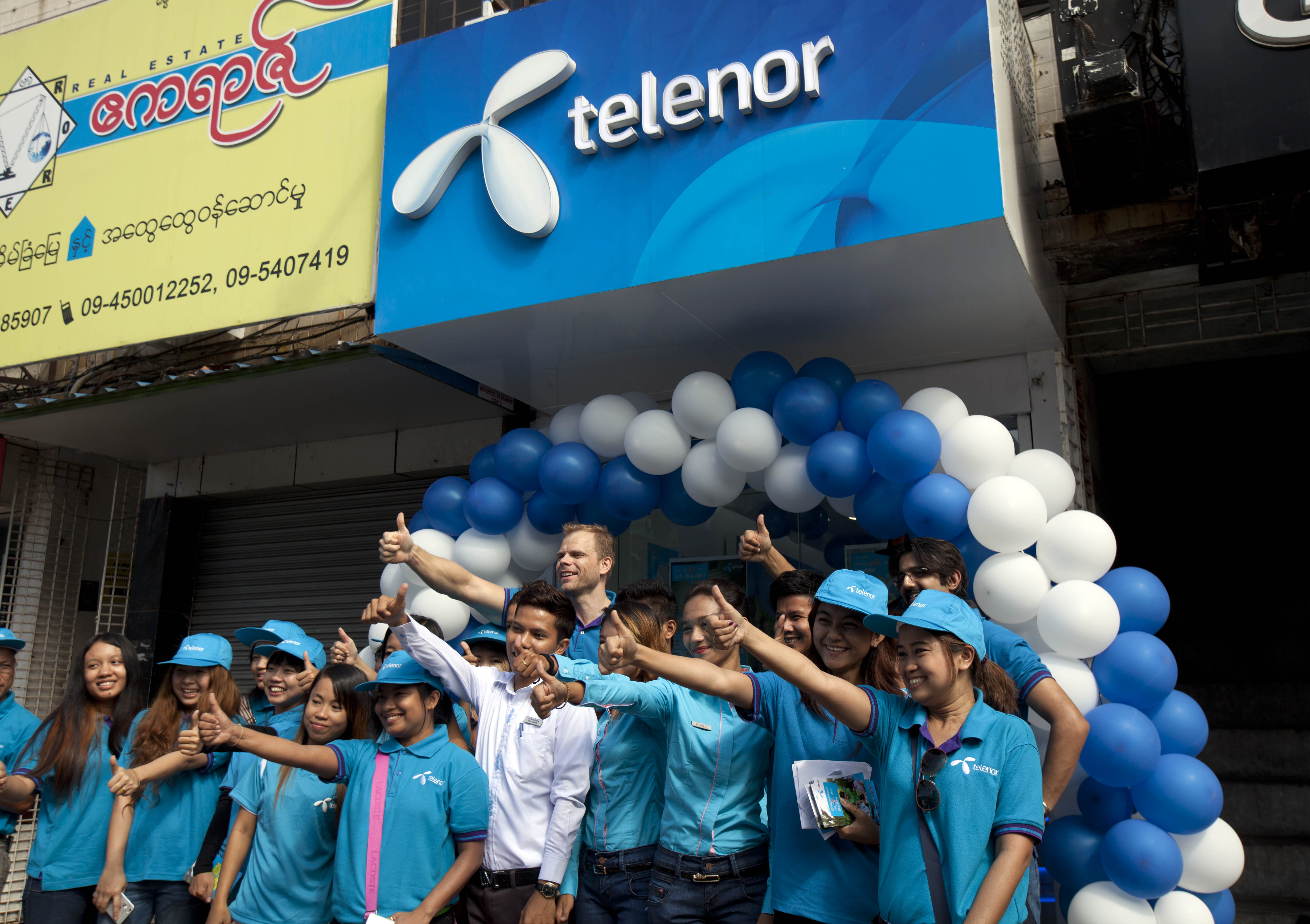 圖為挪威電信業者 Telenor 在緬甸仰光的門市。 (AP/達志影像)