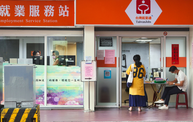 行政院主計總處6日公布5月失業率為4.11%，月升0.47個百分點，較上年同月也上升0.04個百分點，創2013年同期來新高，失業人數大增5.4萬人，就業人數也大減12.6萬人。(圖：中央社)