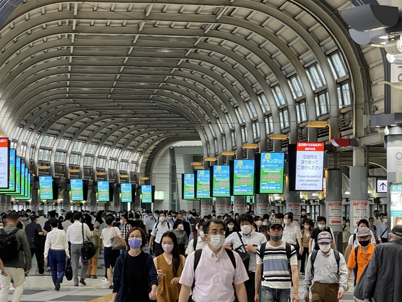 日本東京都2019冠狀病毒疾病（COVID-19）疫情升高，鄰近3縣市擬請求發布緊急事態宣言。圖為東京都品川車站人潮。 (圖：中央社)