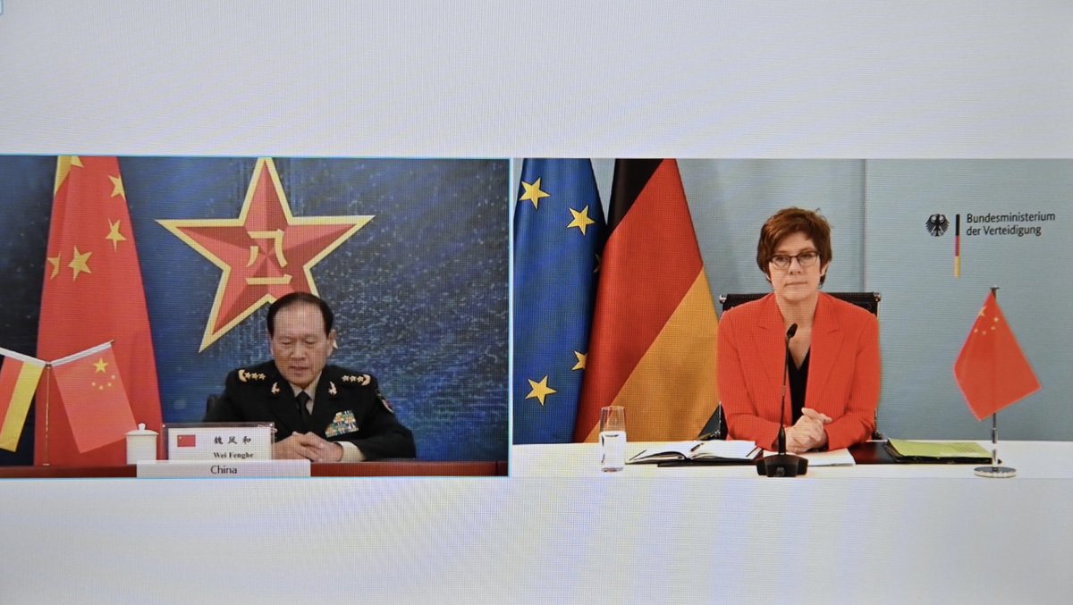 德國國防部長康坎鮑爾與中國國防部長魏鳳和討論南海局勢。 (圖:德國防部)