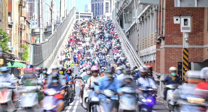 全國武漢肺炎（2019冠狀病毒疾病，COVID-19）3級警戒至12日，微解封呼聲不斷；8日早晨，連接雙北的台北橋擠滿跨區上班的機車騎士。 (圖：中央社)