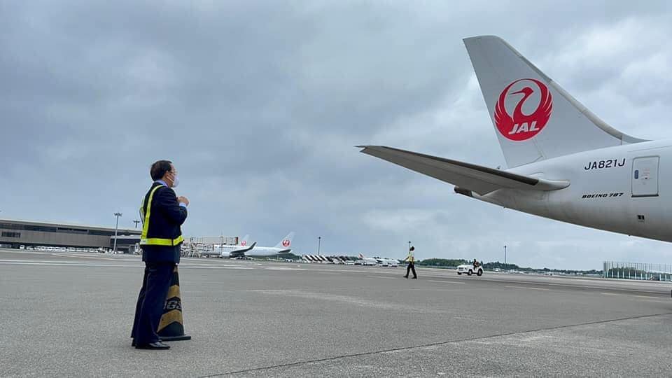 日本捐贈給台灣的第二批113萬劑AZ疫苗8日空運啟程送往台灣， 駐日代表謝長廷在機場送機。（臉書）