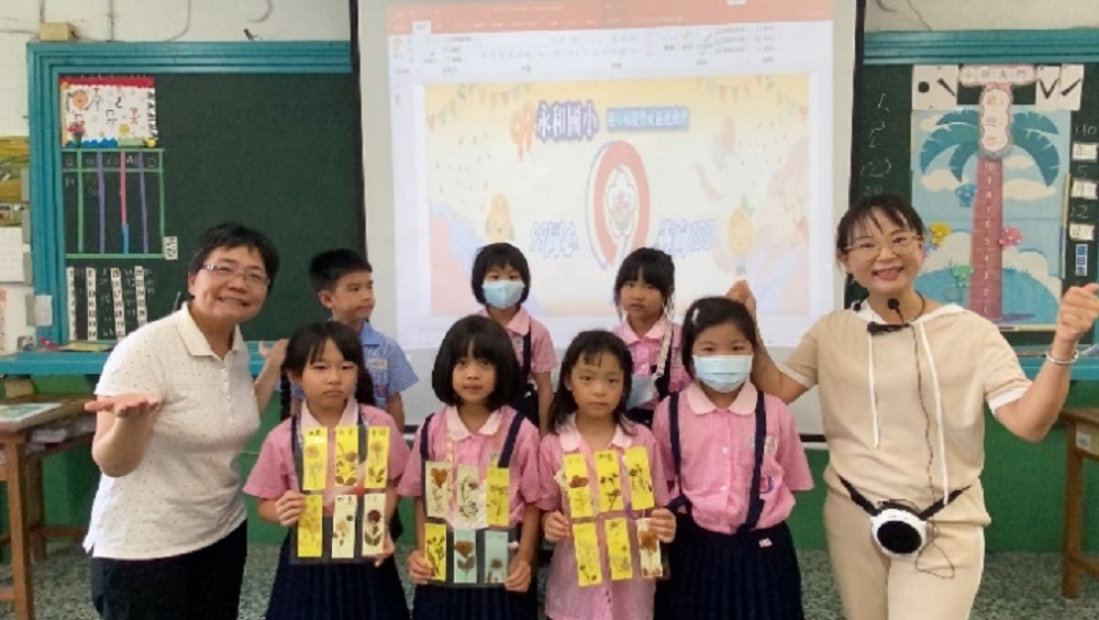 永和國小老師引導學生利用押花卡為學校慶生。(台師大提供)