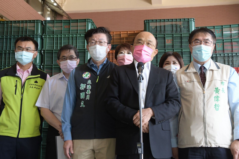 行政院長蘇貞昌（右2）9日上午在台南市長黃偉哲（右）、農委會主委陳吉仲（左）、行政院秘書長李孟諺（左2）、民進黨立委郭國文（中）陪同下，視察芒果外銷檢疫作業及玉井農產冷鏈物流中心推動情形。（行政院提供）