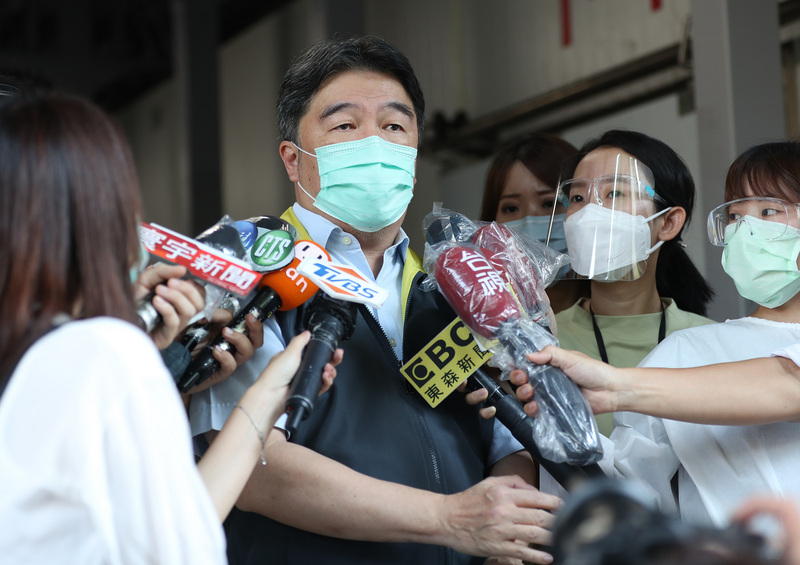 台北市政府9日表示，環南市場大規模PCR篩檢目前驗出4例確診，其中1例為舊案。中央與台北市政府上午召開北農環南聯合前進指揮所第5次會議，衛福部醫福會執行長王必勝（中）表示，隨著環南有3個新案確診，北農熱區1400人篩檢也要做預先判斷。 (圖：中央社)