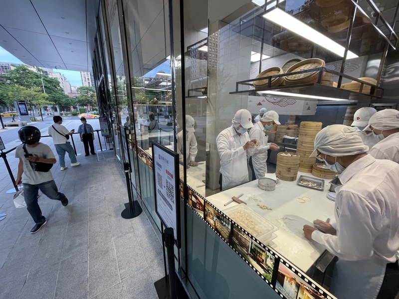 7月13日三級疫情警戒微解封，多個縣市仍決定不准餐廳開放內用。(圖：中央社)