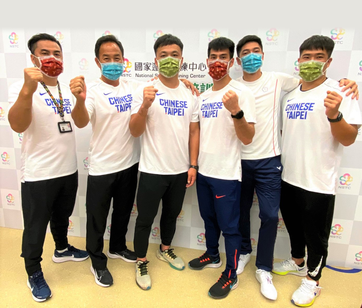 田徑教練(左起)曾孝生、孫念祖與選手鄭兆村、楊俊瀚、陳傑、黃士峰，分享東奧倒數最後階段備戰心情。(國訓中心)