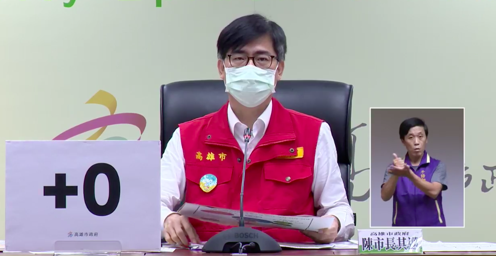 高雄市長陳其邁表示，雖然微解封，但高雄餐廳仍不開放內用。（圖取自高雄市政府直播畫面）