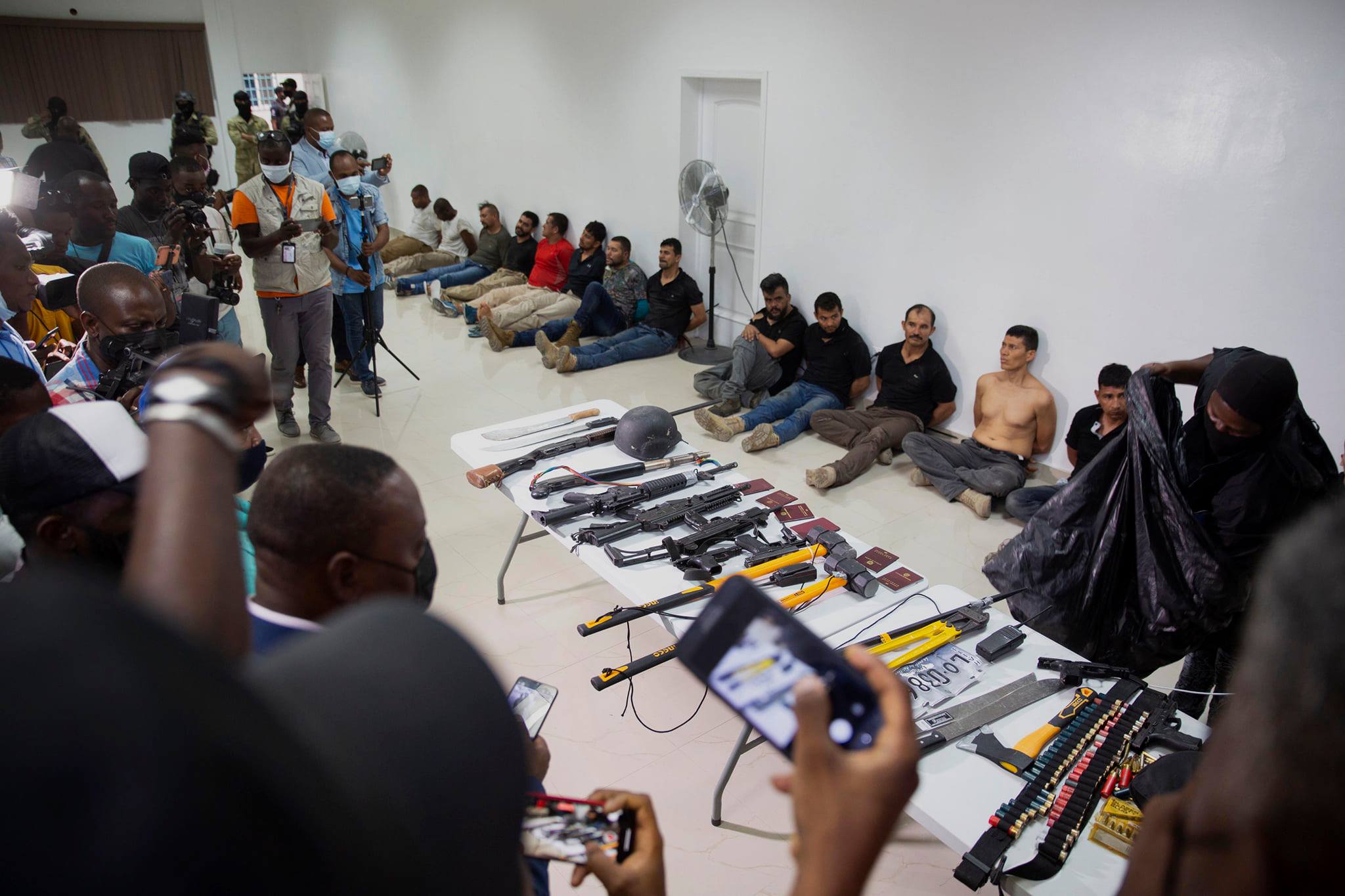 海地總統摩依士(Jovenel Moise)遇刺後，海地安全部隊逮捕一批武裝嫌犯與犯案武器。(美聯社/達志影像)