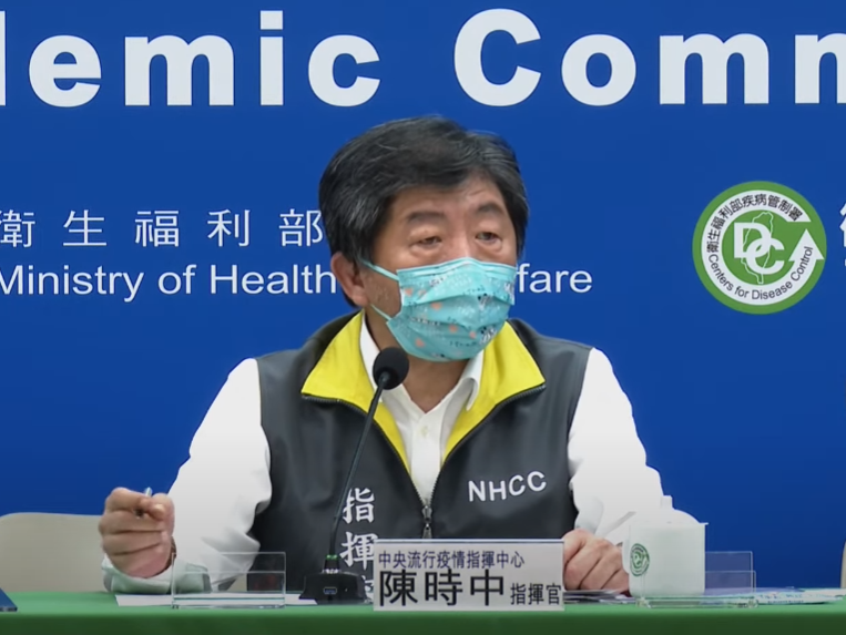 陳時中20日表示，若遇縣市放颱風假，疫苗站被迫暫停施打，屆時已預約接種的民眾將併入下一梯次，但須在收到簡訊通知後重新預約。(圖擷自YouTube)
