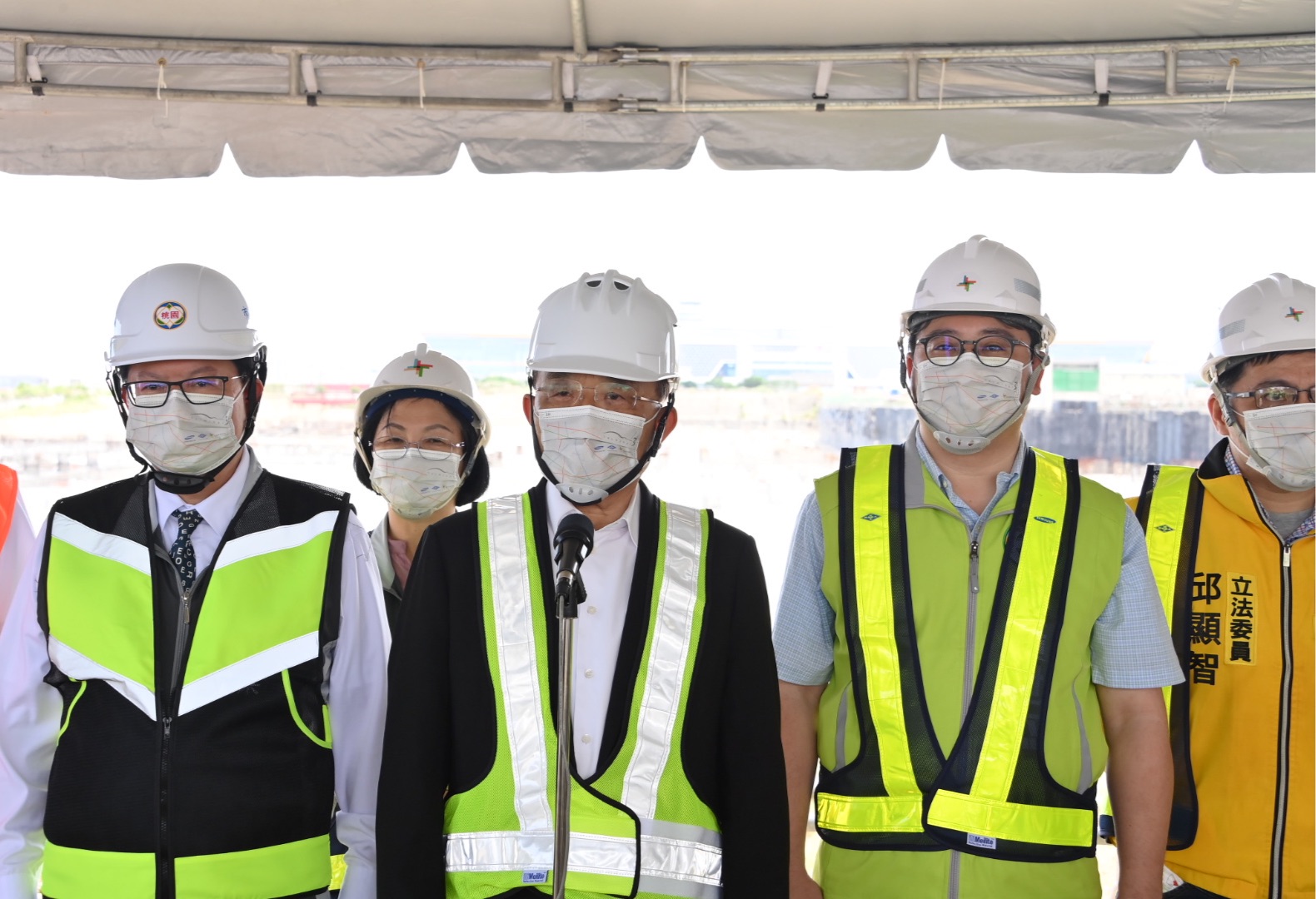 對於各縣市決定維持禁止餐飲內用，被視為與中央不同調，蘇揆(中)11日受訪時表示，指揮中心原本就授權地方斟酌如何鬆綁。(行政院提供)