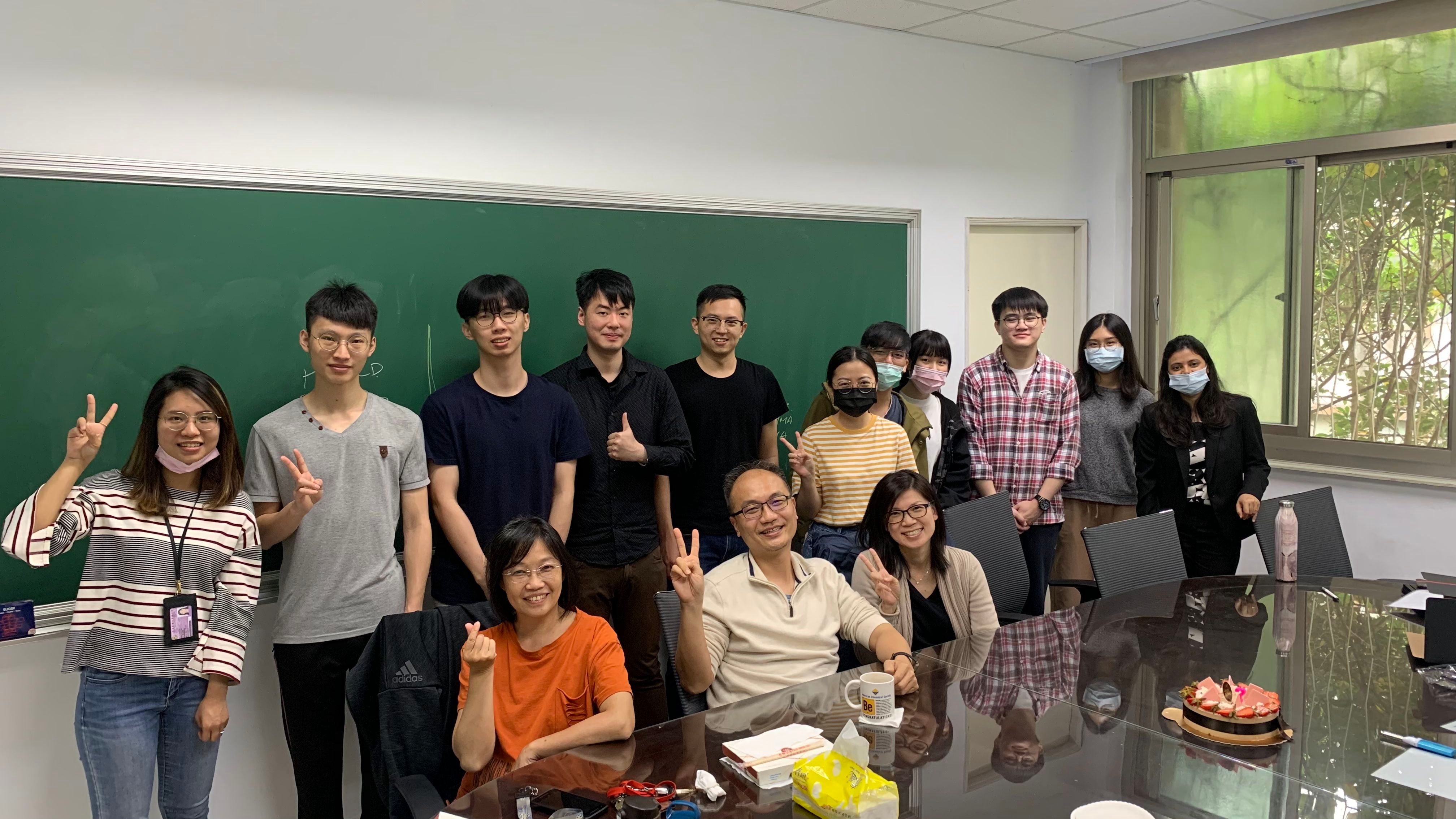 台灣師範大學化學系量子材料合成實驗室團隊發表研究成果。(台師大提供)