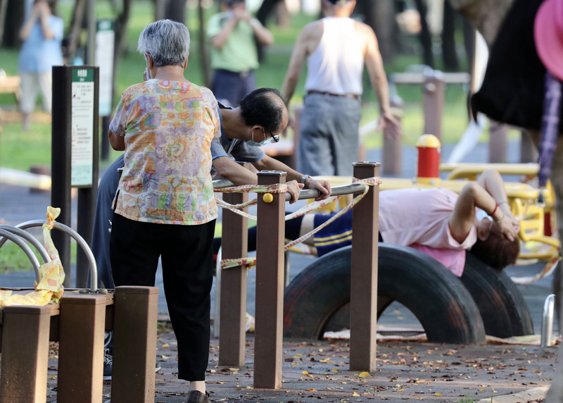 台北市政府工務局表示，為減少民眾接觸感染風險，公園設施仍維持三級警戒延長暫停開放。 (資料照片／中央社)
