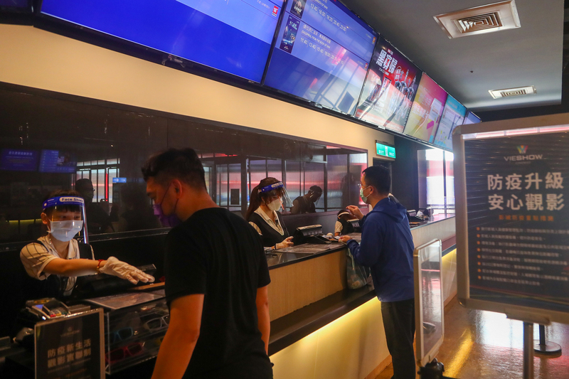 因應疫情加強管制 北市電影院2/1起禁飲食。 (圖：中央社)