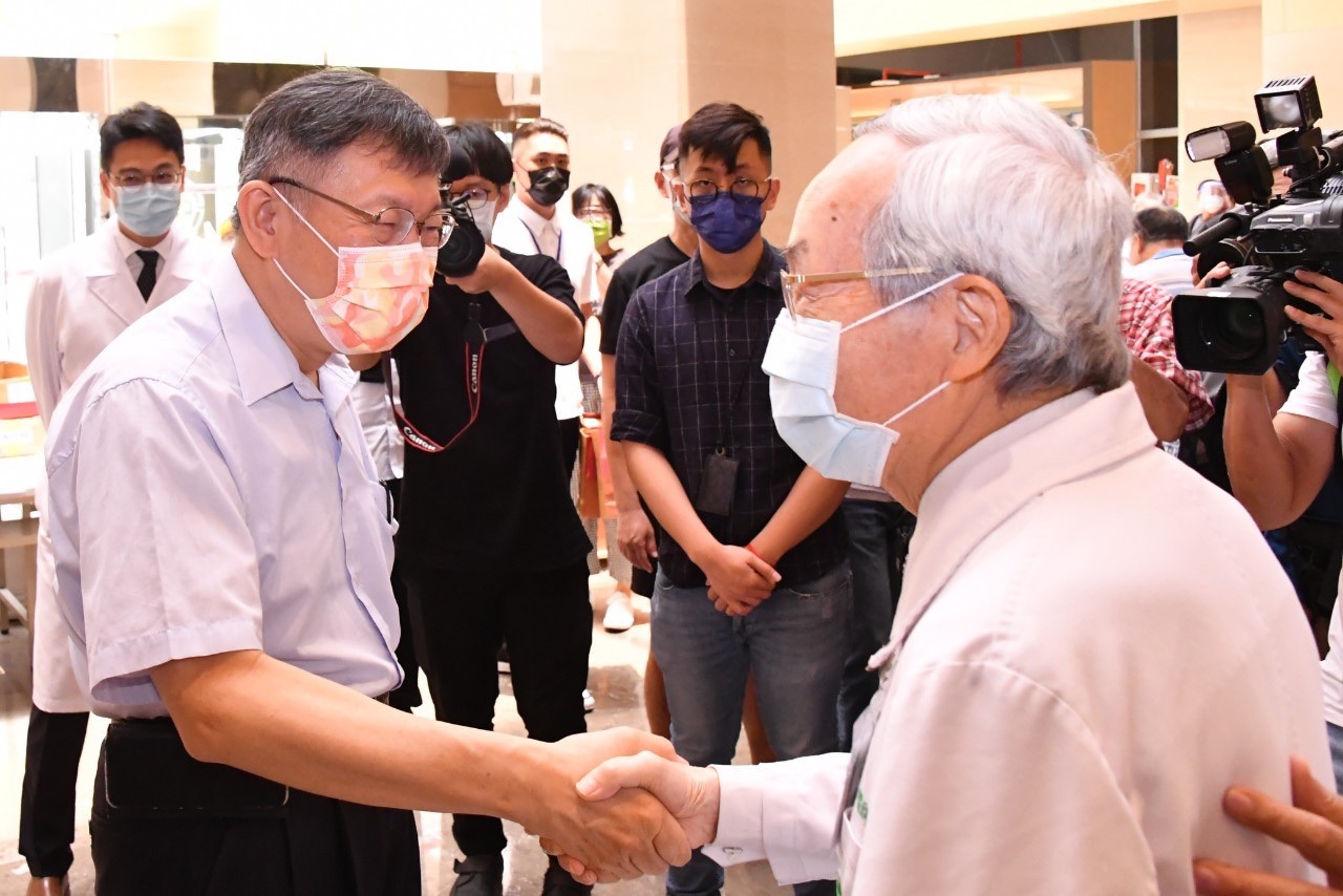 台北市長柯文哲(左)前往亞東醫院感謝支援大規模篩檢，並向恩師朱樹勳致謝。(北市府提供)