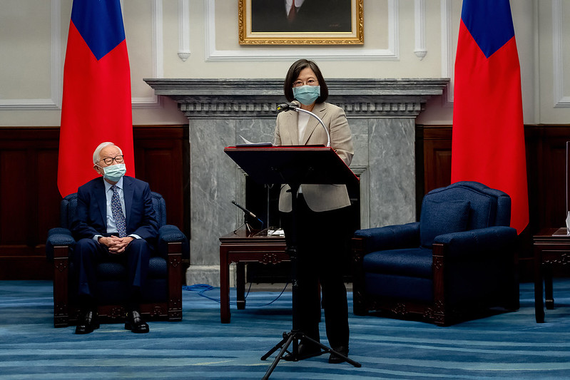 蔡英文總統(右)再次委請台積電創辦人張忠謀(左)擔任APEC領袖代表，並請他在加開會議中提出疫苗取得及經濟復甦兩項主張。(總統府提供)