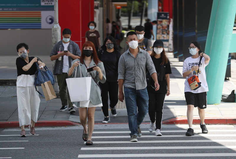 中央氣象局15日表示，台北盆地、宜花東局部有36度以上高溫發生機率，戶外活動請注意防曬，並多補充水分。 (資料照片／中央社)