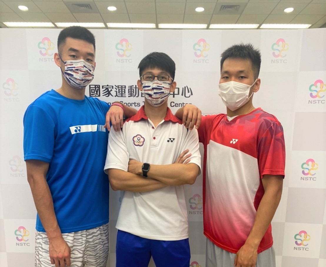 東奧預賽遇「死亡之組」，羽球男雙王齊麟(左)、李洋(右)與教練陳宏麟(中)積極備戰。(國訓中心提供)