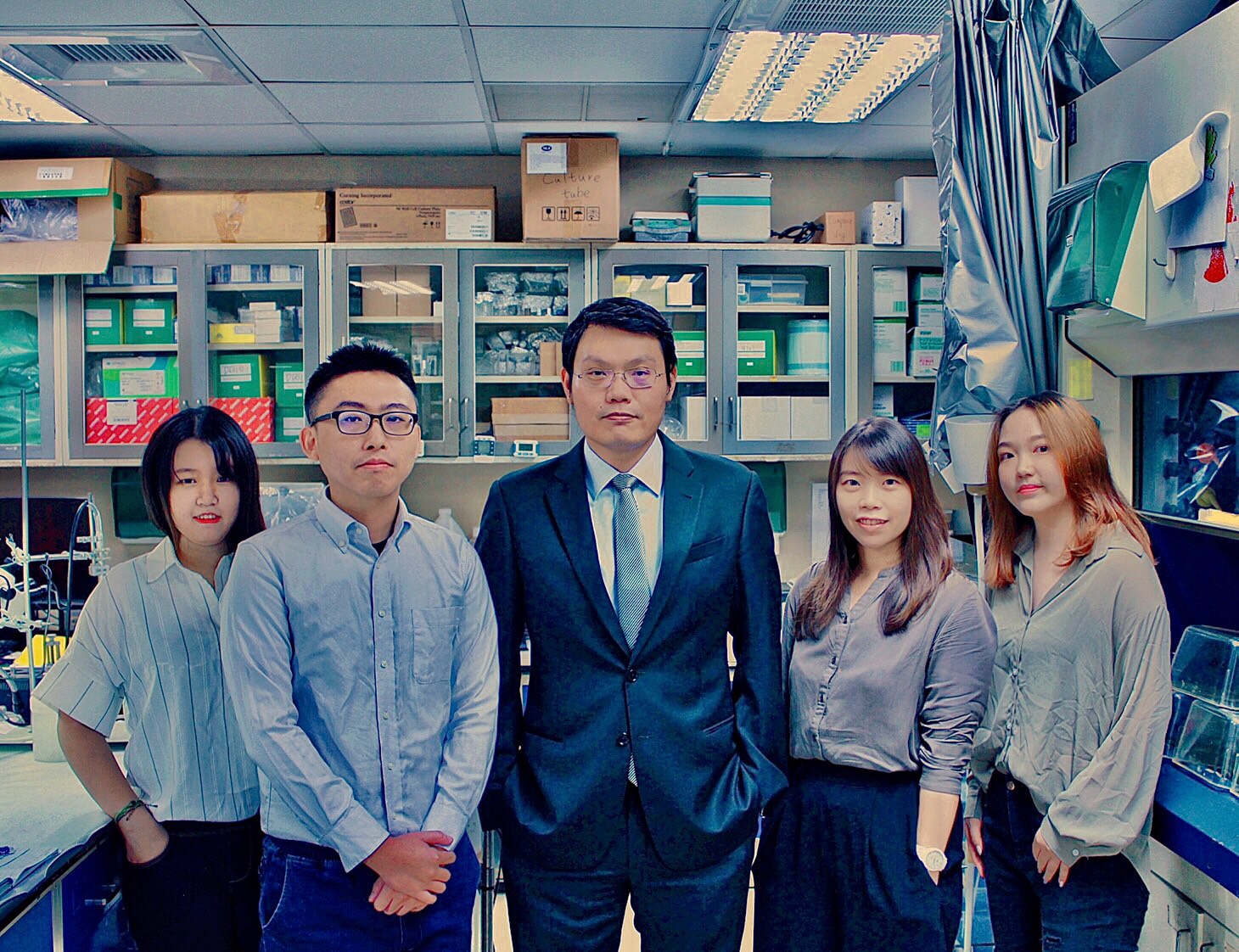 論文唯一第一作者與責任作者為吳偉立助理教授，與參與協助完成研究的台灣學生合影。左至右分別為林元元、劉嘉瑋、吳偉立、賴姿廷、姚子宣。(科技部提供)