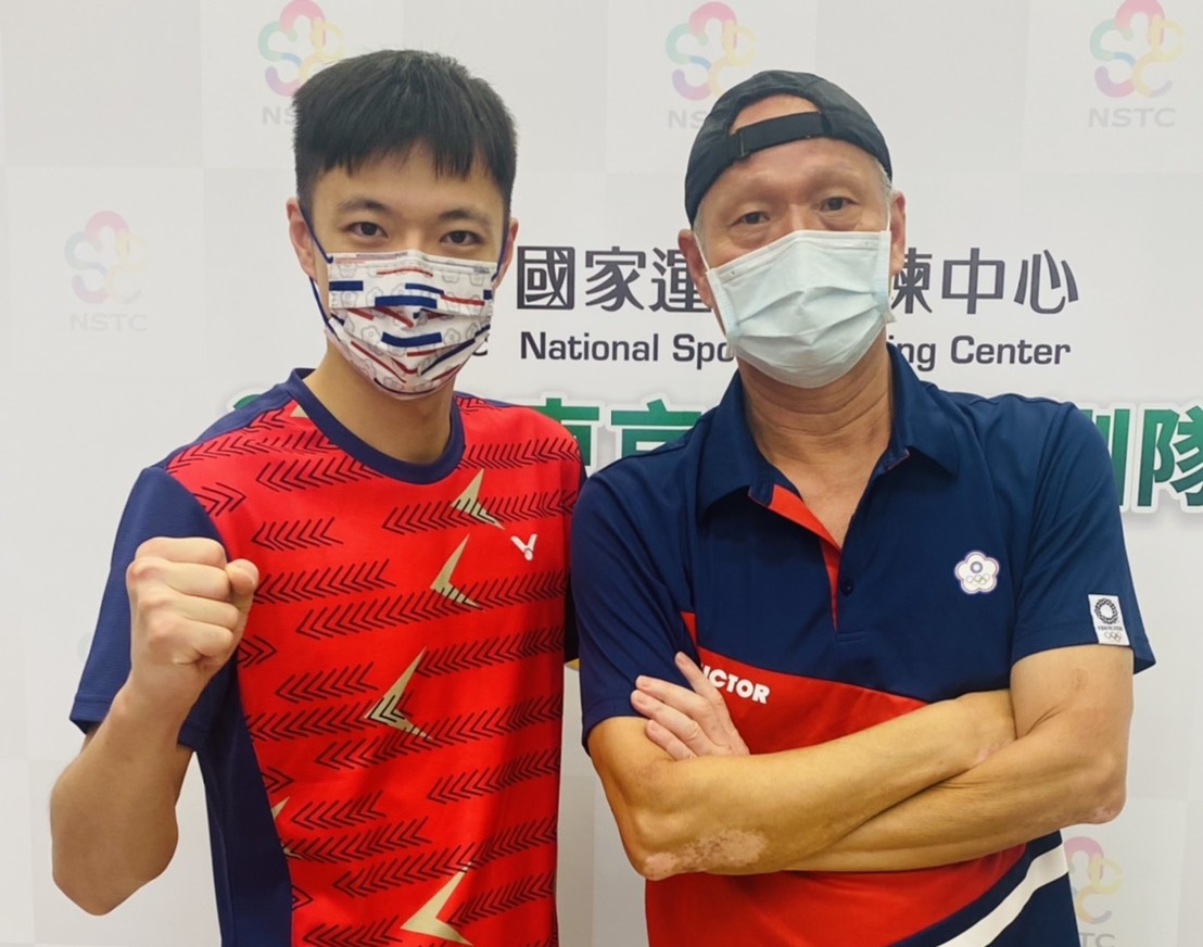 為了備戰東奧，羽協特別聘請中國教練欒勁(右)指導王子維(左)，幫助他在技術上提升不少。(國訓中心提供)