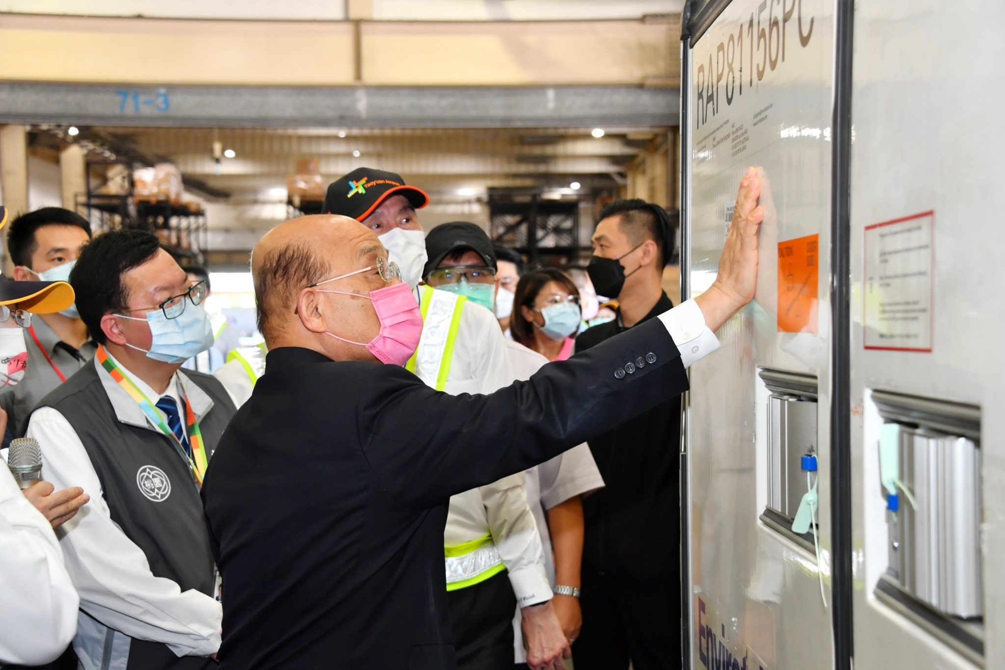 15日下午有三批疫苗陸續抵達台灣，行政院長蘇貞昌視察倉儲作業。(行政院提供)
