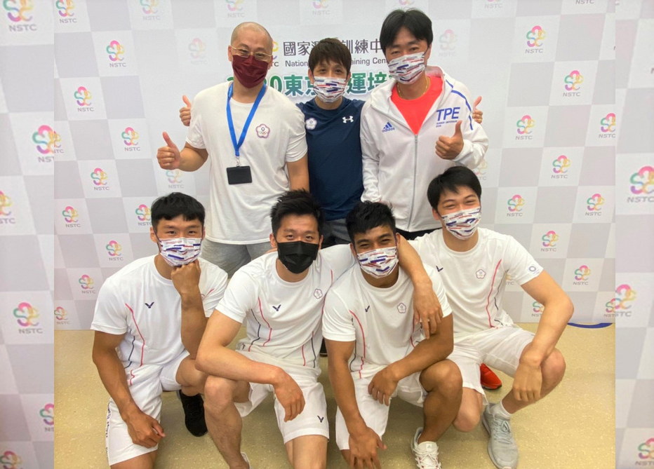 中華隊在2019年世界體操錦標賽男子成隊拿下東京奧運門票，男子好手李智凱（前左2）、唐嘉鴻（前左）這次奧運為保障名額，而游朝偉（前右2）、蕭佑然（前右）透過選拔賽脫穎而出，並由林育信（後中）擔任代表隊總教練，7日眾人出席國訓中心線上媒體日活動。（國訓中心提供）