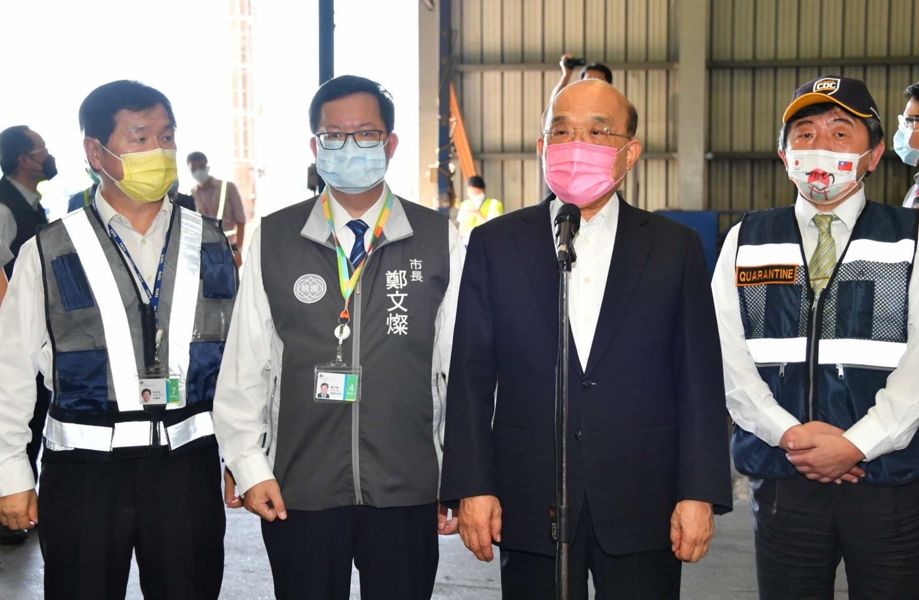 行政院長蘇貞昌17日表示，民間和政府採購的疫苗將陸續到貨，數量足夠國人施打。(資料照／行政院提供)