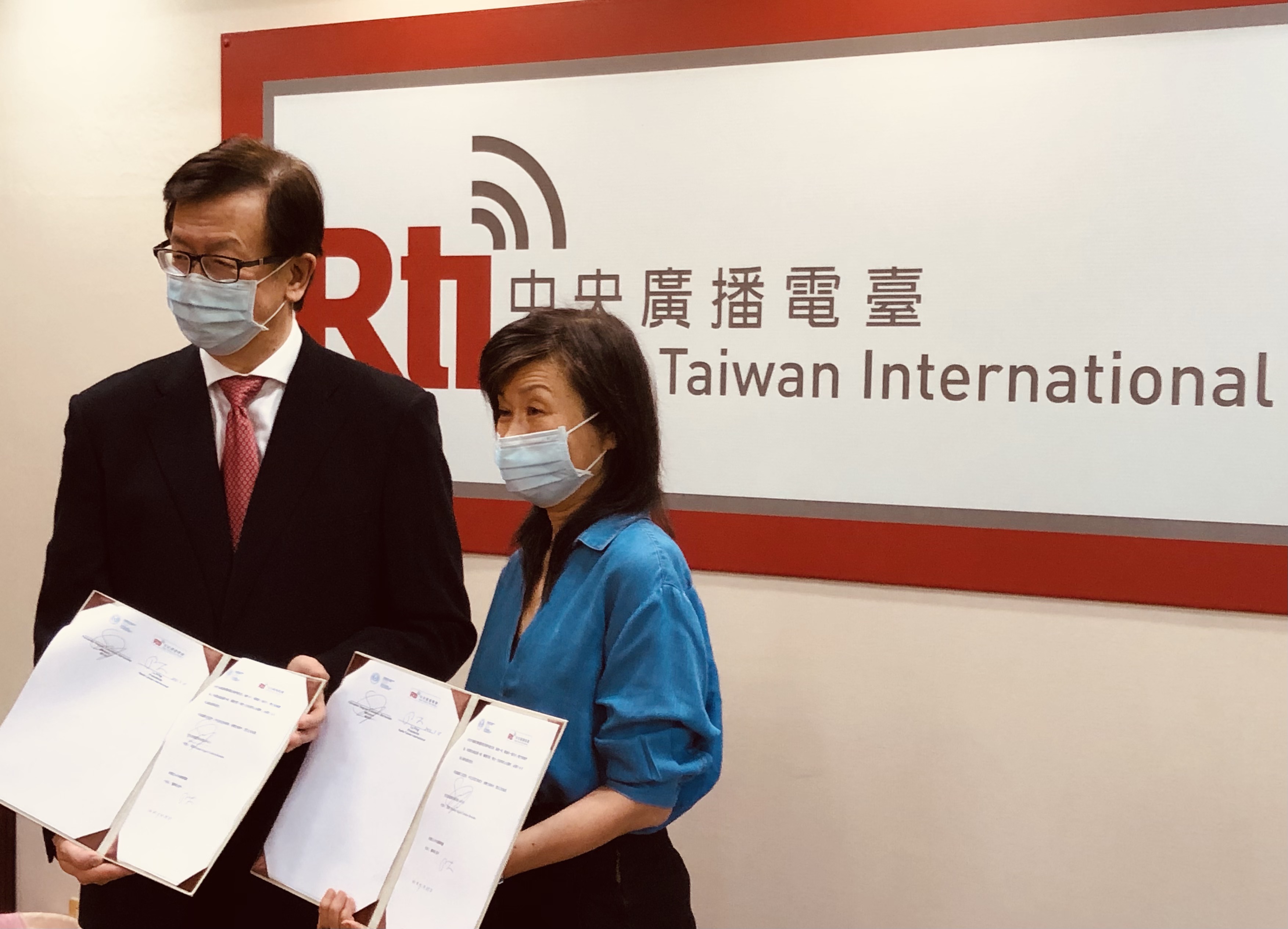 中央廣播電臺董事長路平今天(7月15日)在外交部國傳司齊永強副司長見證下，簽署與巴拉圭資通訊科技部(MITIC)的合作意向書。