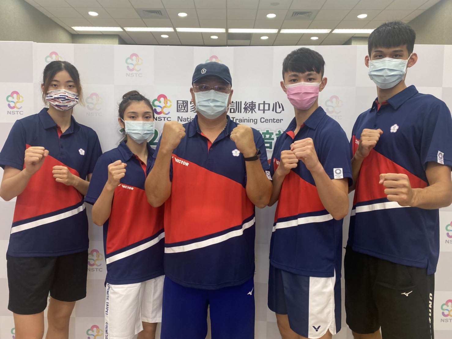 東奧中華跆拳道代表隊選手羅嘉翎(左一)、蘇柏亞(左二)、男子選手劉威廷(右一)、黃鈺仁(右二)、總教練劉祖蔭(中)（資料照片／國訓中心提供)