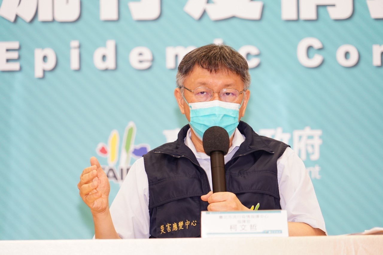 台北市議員羅智強建議台北市長柯文哲採購疫苗，柯文哲表示連台積電、鴻海、慈濟購買都遇到困難，若是他買，應該困難更多。(北市府提供)