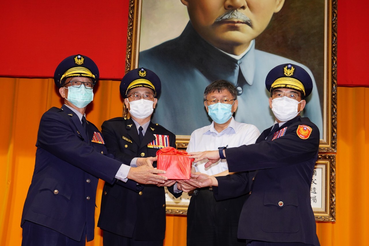 台北市長柯文哲(右二)16日主持北市警察局長交接典禮，在警政署長陳家欽(左二)監交下，屆齡退休的陳嘉昌(左一)將印信交給新任局長楊明源(右一)。(北市府提供)