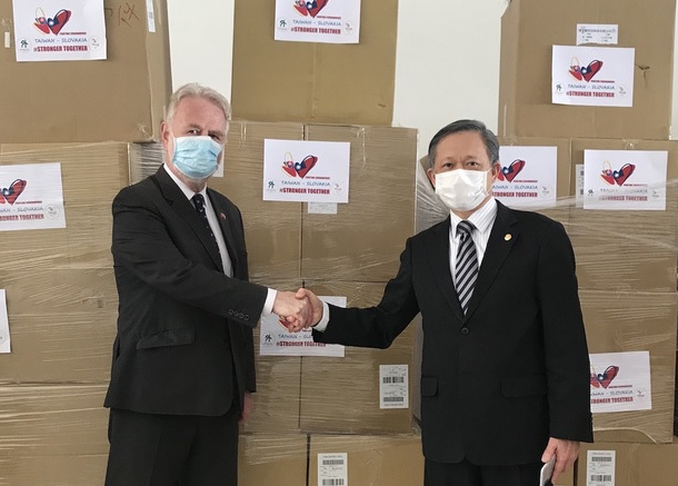 斯洛伐克將捐贈1萬劑COVID-19疫苗給台灣，據知情人士表示，斯洛伐克大型訪問團預定9月搭政府專機訪台。圖為斯洛伐克國會友台小組主席歐蘇斯基（Peter Osuský，左）與駐斯洛伐克代表曾瑞利2020年4月一同參加台灣口罩捐贈儀式。（駐斯洛伐克代表處提供）