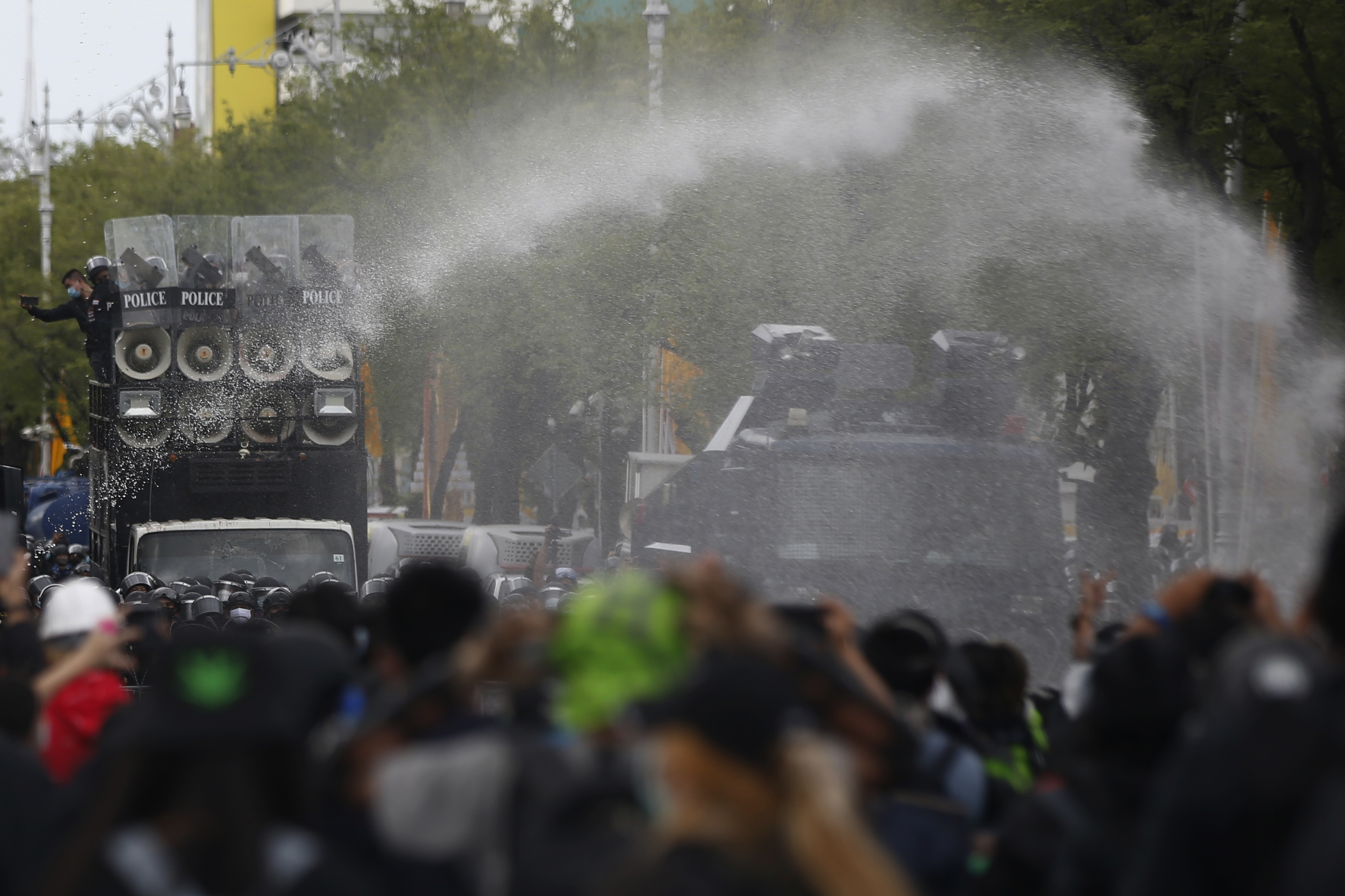 曼谷18日出現大批示威民眾，要求總理帕拉育（Prayut Chan-O-Cha）下台，警方則動用水砲驅散民眾。（美聯社／達志影像）