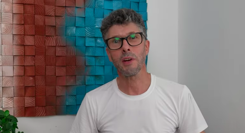 住在中國的英國父子檔李·巴雷特和奧利·巴雷特(Lee and Oli Barrett)為中國力捧與合作的外籍網紅。（圖取自Youtube巴雷特頻道）