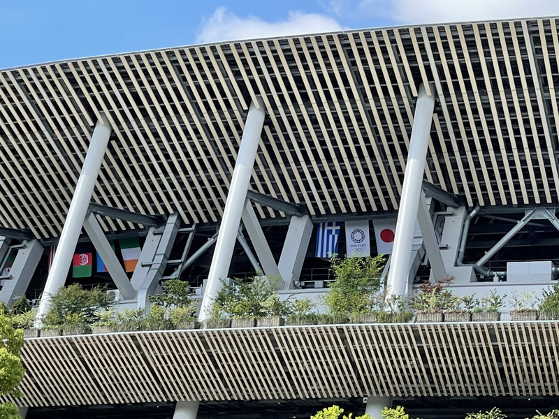 東京奧運將於23日登場，19日主場館國立競技場周邊擴大管制，場館裡可見掛著各國的國旗。 (圖：中央社)