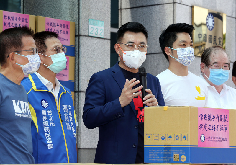 台北市長柯文哲拋出有意舉債買疫苗，國民黨主席江啟臣（中）19日表示，願與柯文哲一起去找總統蔡英文談，讓地方縣市能夠自主採購疫苗。 (圖：中央社)