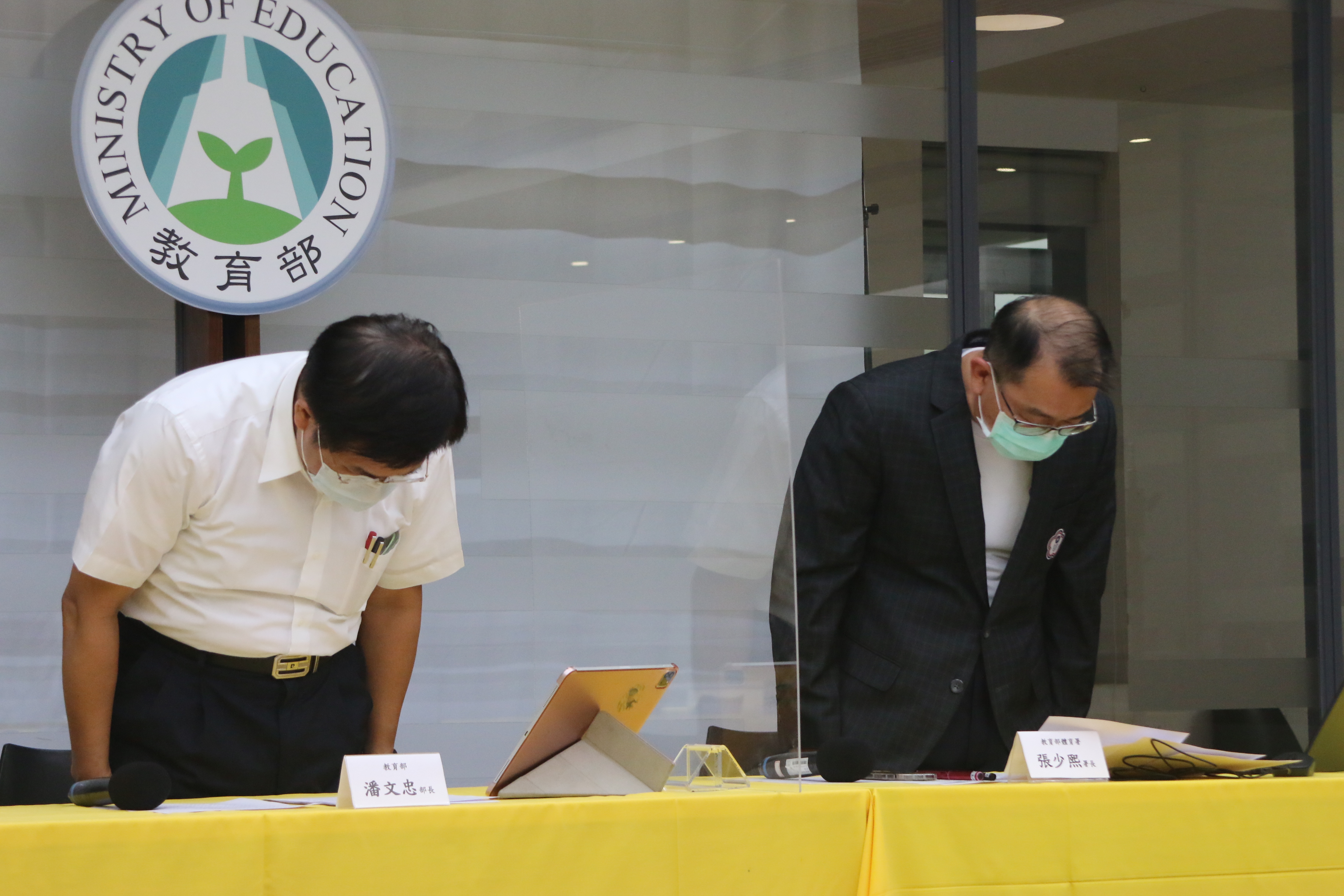 體育署長張少熙(右)昨晚為東奧國手搭經濟艙出征奧運，與教育部長潘文忠(左)一同鞠躬致歉。(教育部提供)