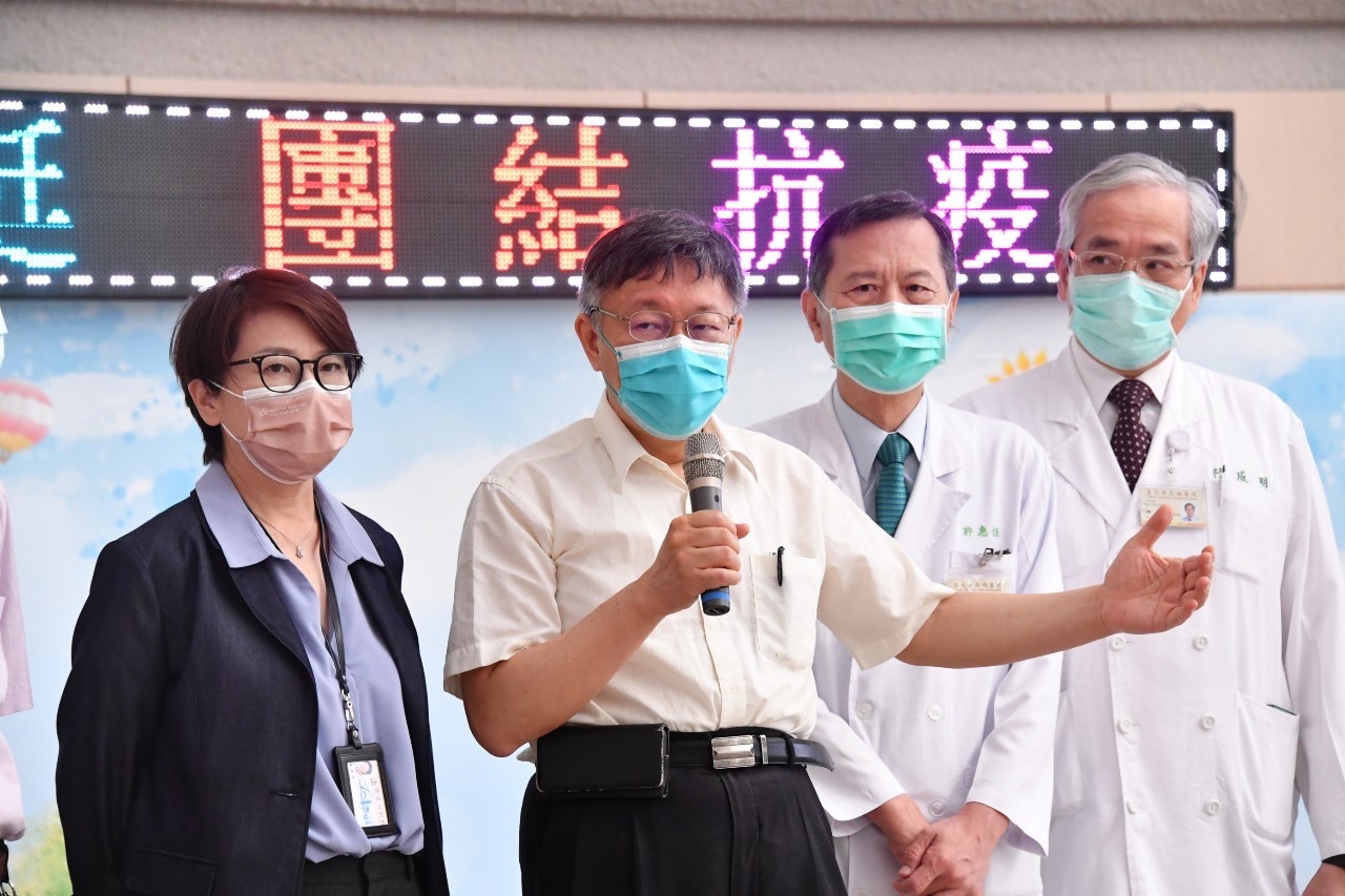 台北市長柯文哲(左二)19日表示，還有半年時間觀察，決定北市府是否需要自購COVID-19第三劑疫苗。(北市府提供)