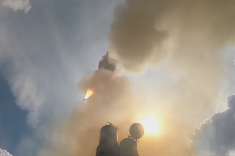 俄羅斯在南部卡普斯京亞爾靶場試射新型S-500防空飛彈系統，並成功擊中一個高速彈道目標。(圖擷自YouTube)
