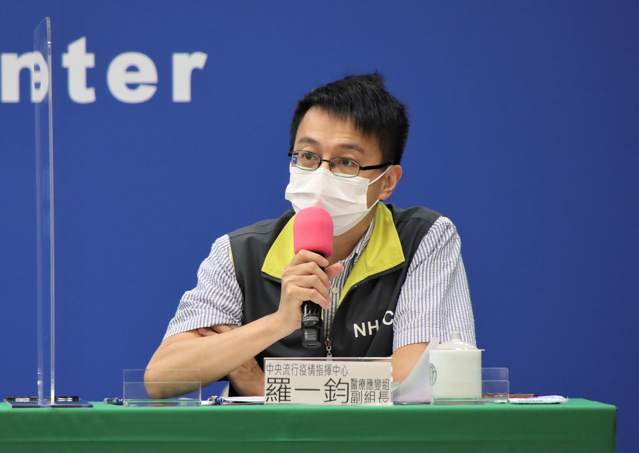 疫情指揮中心醫療應變組副組長羅一鈞表示，未完整接種兩劑且滿14天的長程航班機組員，明天(28日)起，返台一律禁止在家檢疫。(指揮中心提供)