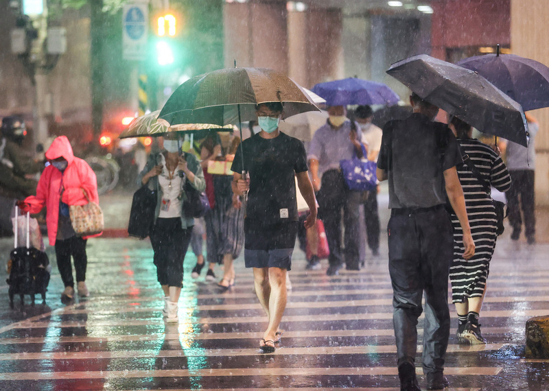 颱風外圍環流影響 北部東北部降雨越晚越明顯。 (圖：中央社)