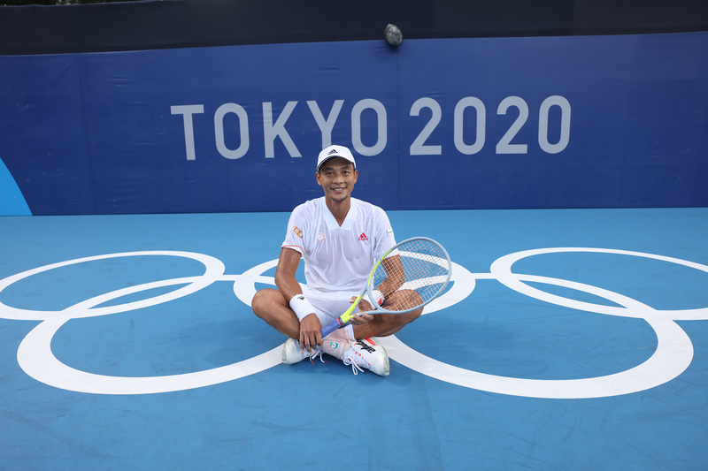男子網球好手盧彥勳5度打奧運意義不同，選擇奧運作為20年網球生涯最後一役，盧彥勳直言是為了回饋國家、台灣這塊土地多年的支持。圖為盧彥勳21日在網球場地與奧運五環合影。 (圖：中央社)