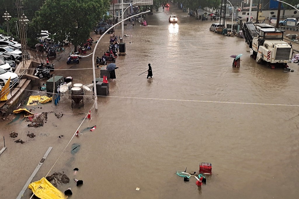 中國河南省省會鄭州遭逢史上最大豪雨。(AFP)