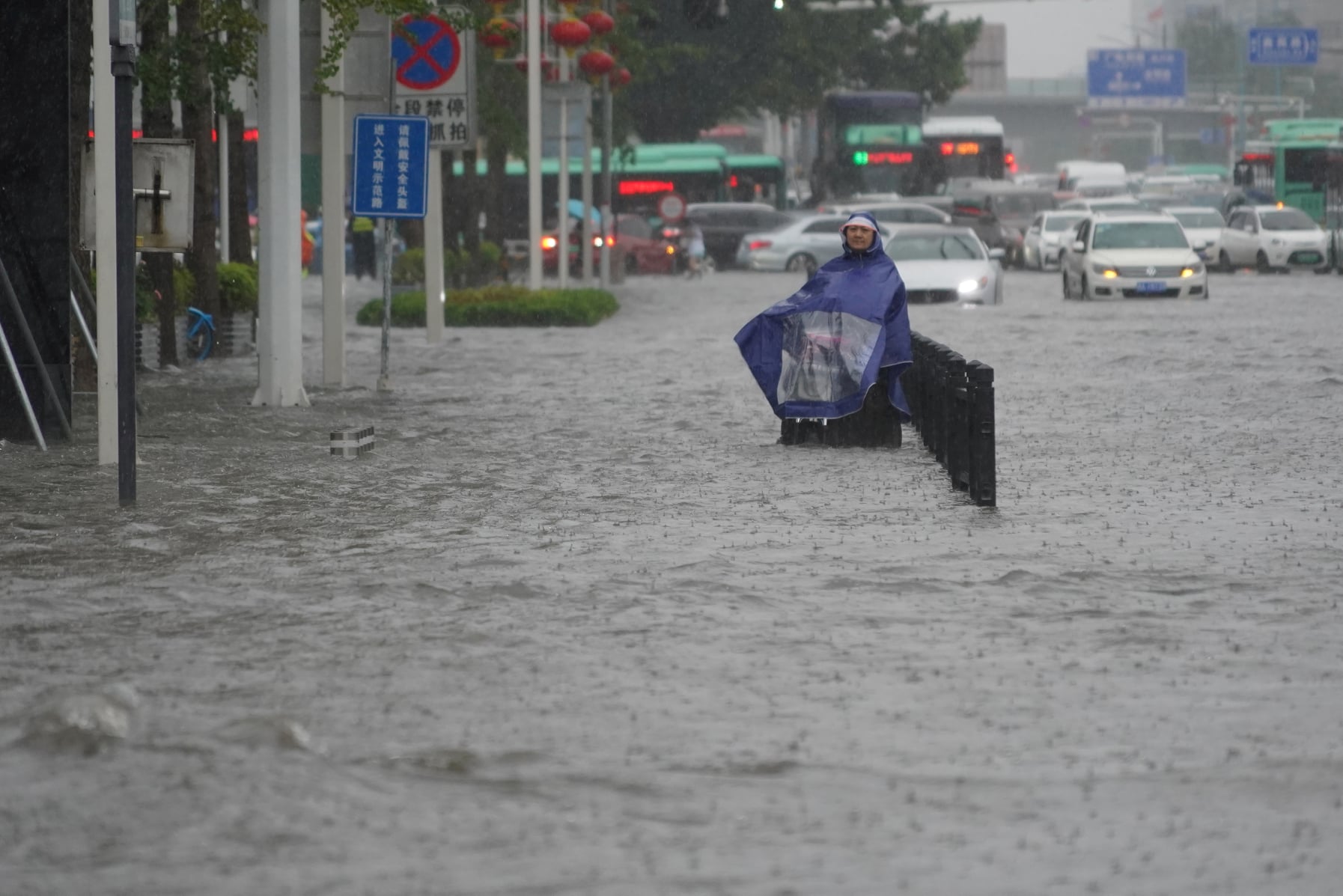 中國河南省近日降下暴雨，鄭州市嚴重淹水。(路透社/達志影像)