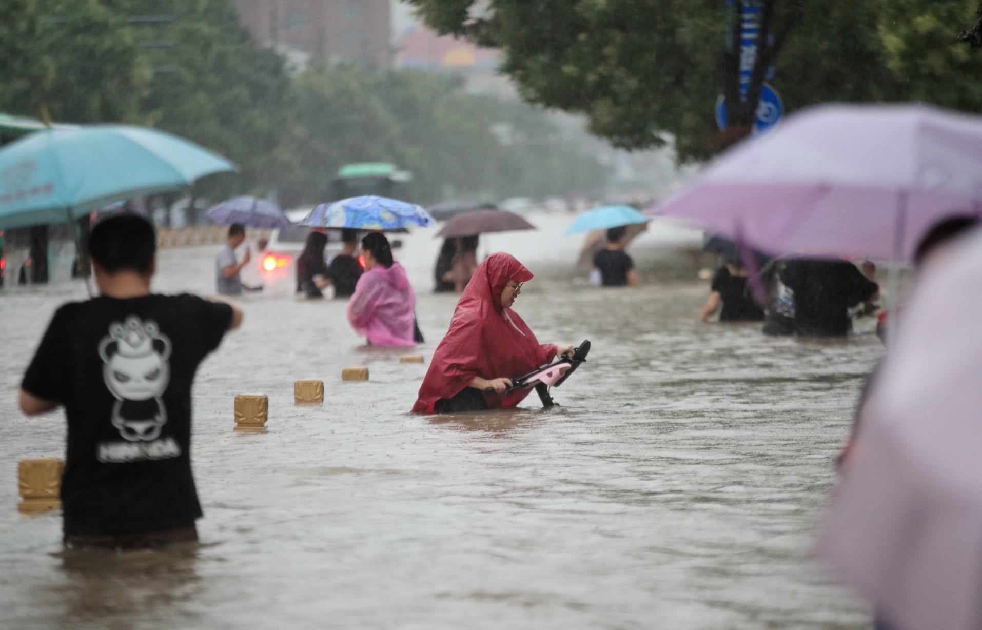 中國河南省近日降下暴雨，鄭州市嚴重淹水。(路透社/達志影像)