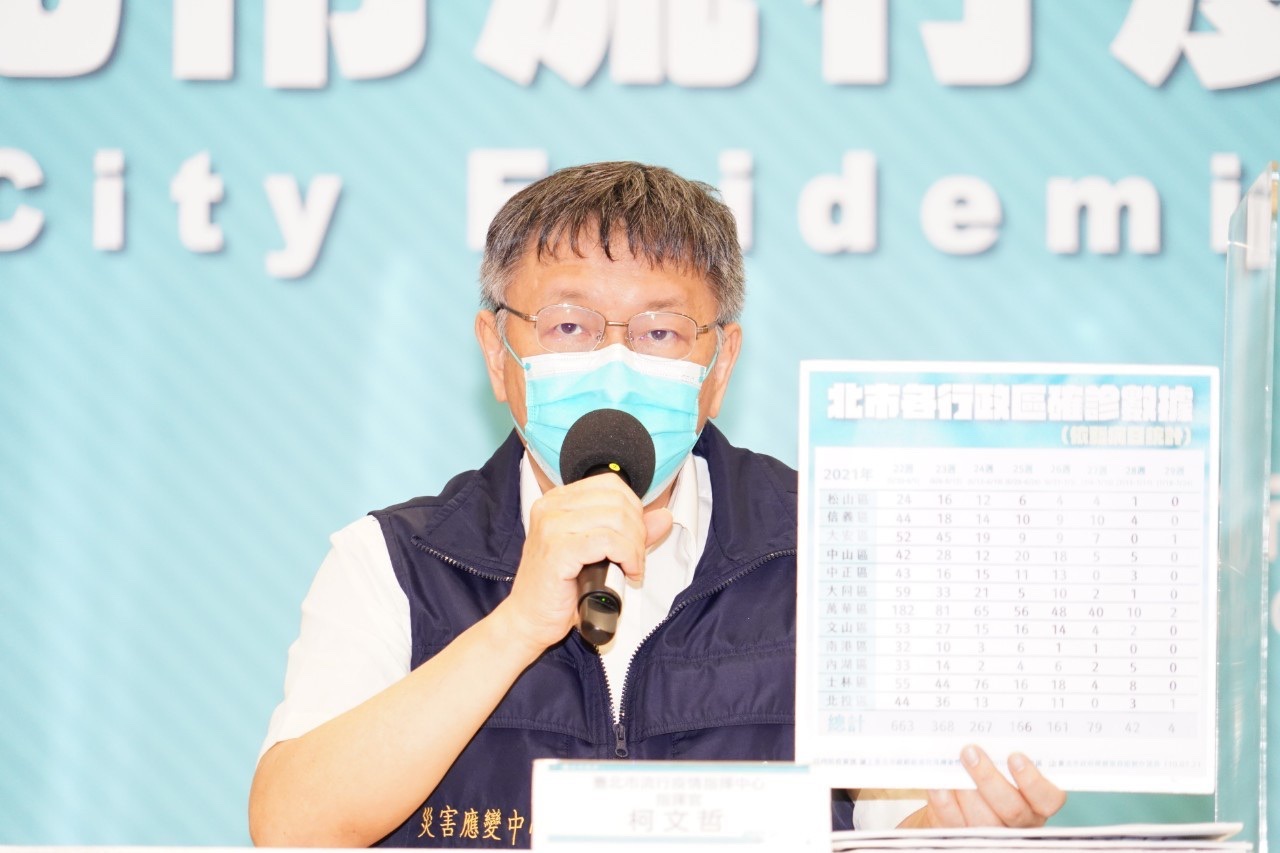 台北市長柯文哲呼籲民眾使用公廁時要戴好口罩、蓋上馬桶蓋再沖水，避免公廁成為傳染源。(北市府提供)