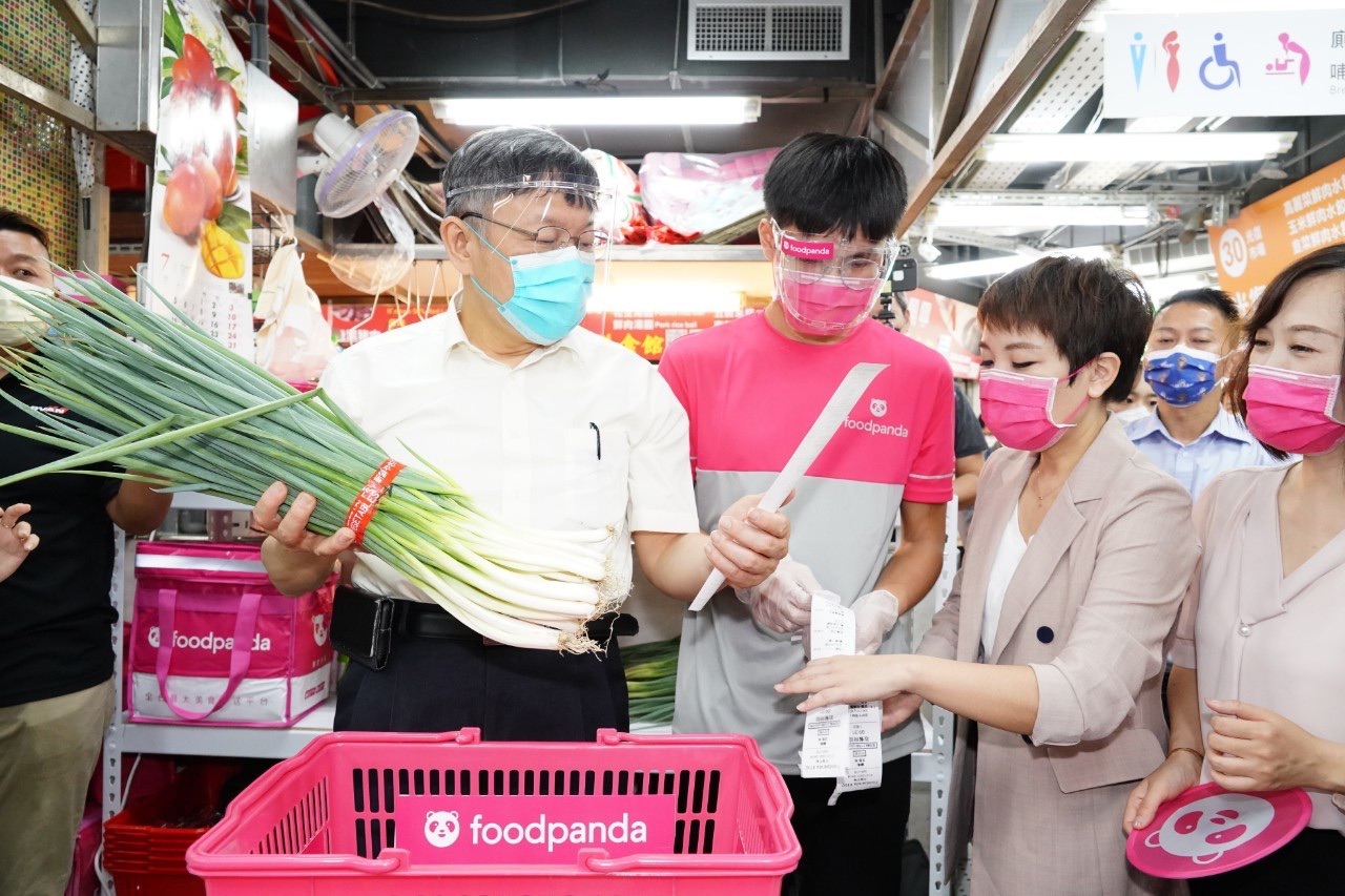 台北市長柯文哲(左一)視察傳統市場與物流平台合作情況，還當場體驗下單及理貨。(北市府提供)